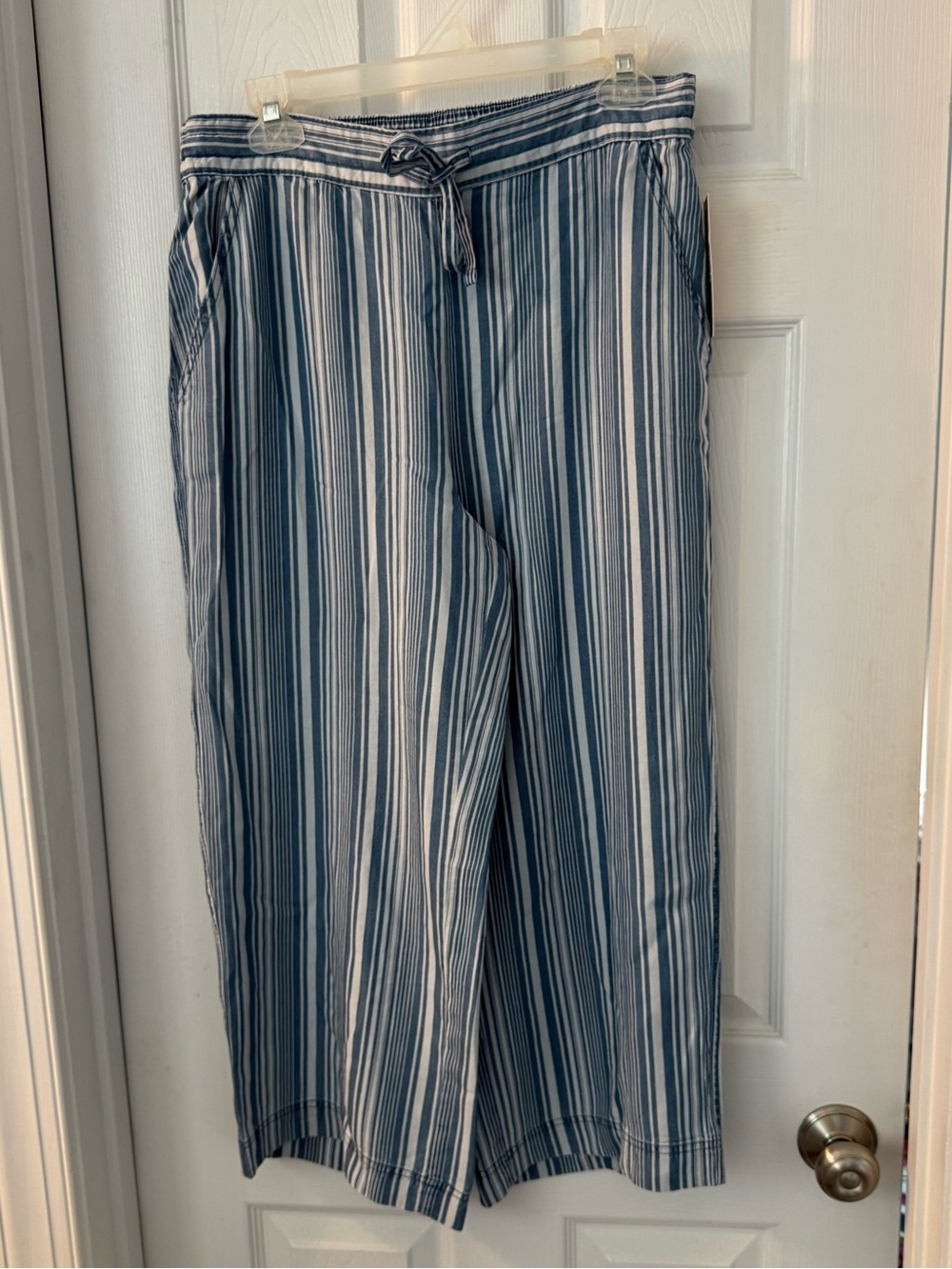 Cropped wide leg White & blue striped pants, elastic waist-pockets! Size M. NWT
